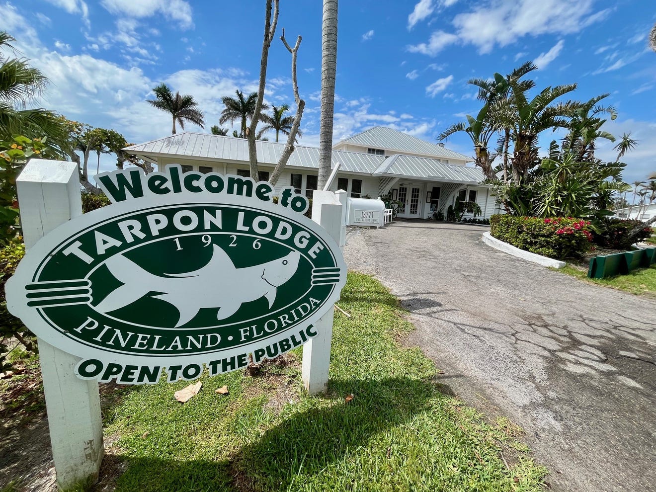 Tarpon Lodge is another of our favorite places on Pine Island.